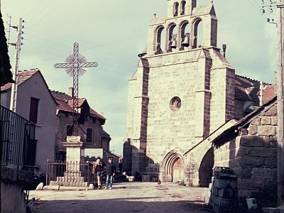 Eglise et croix centrale